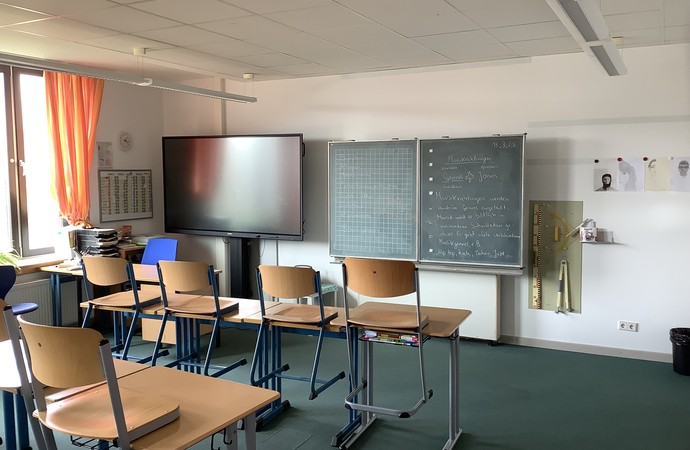 Sicht auf den vorderen Bereich der Klassen, Reihentische