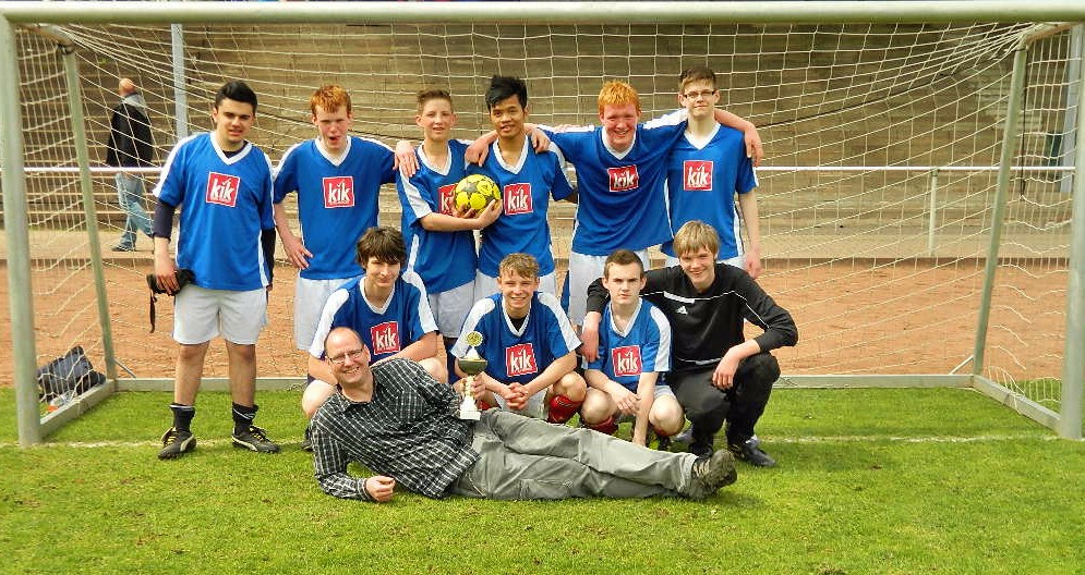 10:1 für Hasselbrink! Das Foto zeigt die Fußballmannschaft unserer Schule im Jahr 2013