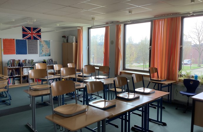 Sicht auf den hinteren Bereich einer Klassen, Reihentische