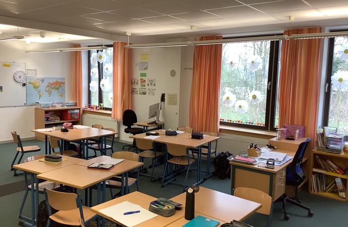 Sicht auf den Klassenraum, Gruppentische