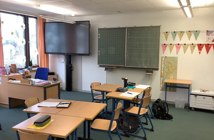 Sicht auf den vorderen Bereich eines Klassenraums, Gruppentische